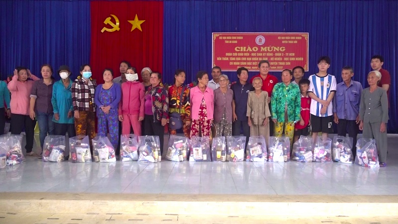 tặng 300 phần quà cho gia đình da cam tại xã thoại giang 3