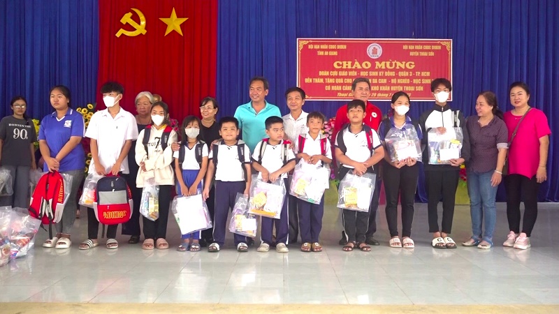 tặng 300 phần quà tại xã thoại giang 1