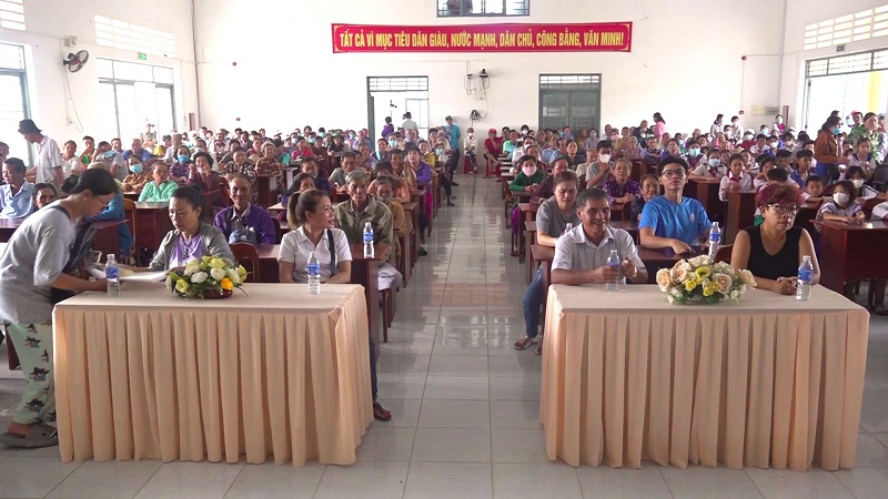 tặng 300 phần quà tại xã thoại giang 2
